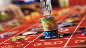 Layar permainan Sugar Rush menampilkan simbol permen berwarna-warni dan gulungan slot